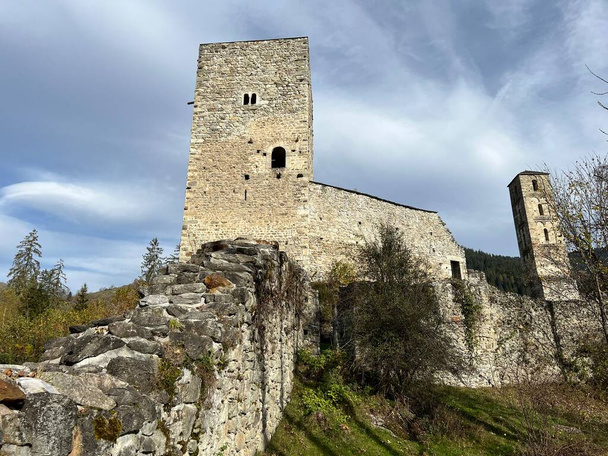 Jorgenberg kastély (Joergenberg vár) vagy Casti Munt Sogn Gieri (Burgruine Munt Sogn Gieri), Waltensburg - Grisonkanton, Svájc (Kanton Graubuenden, Schweiz) - Fotó, kép