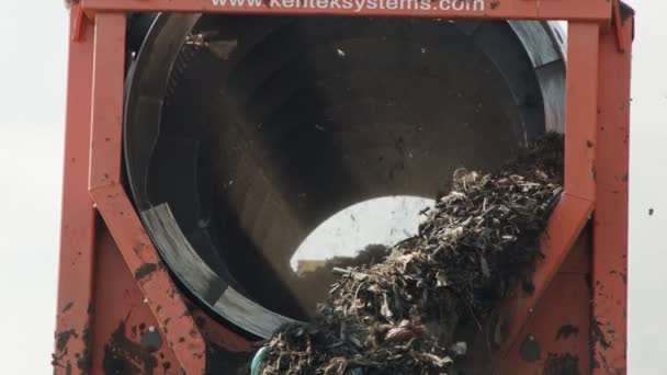 Sitio de producción de compost inductivo. Montones de compost de proyección de máquina - Metraje, vídeo