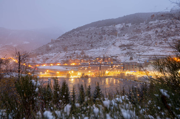 Paisaje urbano de El Tarter, una ciudad con pistas de esquí en Andorra en los Pirineos. - Foto, Imagen