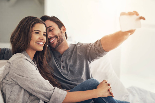 Rakkautta aluksi selfiessä. houkutteleva nuori pari viettää laatuaikaa kotona - Valokuva, kuva