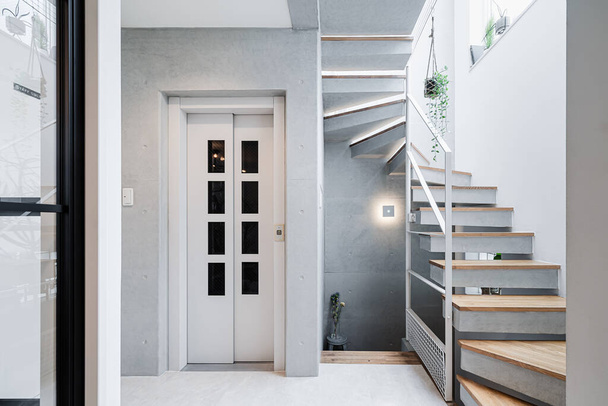 Casa com elevador e escadas - Foto, Imagem