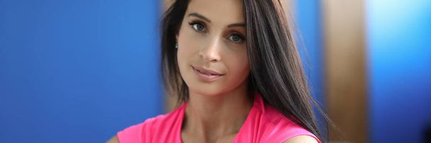 Portrait of cute fit woman looking at camera with happiness. Lovely brunette coach in sportswear. Healthy lifestyle, sports and athletics concept - Valokuva, kuva