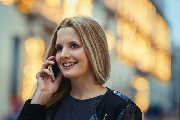 Algunas noticias no pueden ser entregadas por texto. una mujer atractiva usando un teléfono móvil en la ciudad - Foto, imagen