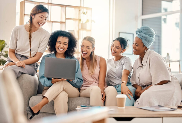 Mujeres de negocios, éxito y laptop, colaboración en startup con tecnología, viendo video o streaming para investigación. Diversidad, ambiente de trabajo divertido y feliz con el equipo en la empresa de propiedad femenina - Foto, imagen