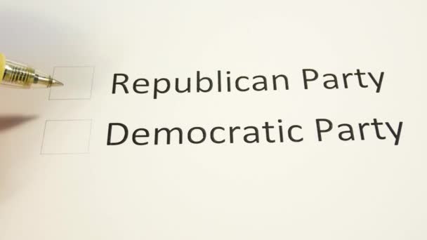 Перо выбирает нужный столбец в бумажном бюллетене. Выбор между Республиканской партией и Демократической партией. Бумажное голосование на промежуточных выборах в Сенат США в ноябре 2022 года - Кадры, видео