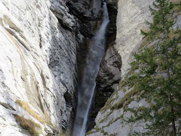Waterval op de Ual da Ranasca of Ual da Ranascafall naast het stuwmeer Panixersee (Lag da Pigniu) op de hellingen van het bergmassief Glarus Alpen, Pigniu-Panix - kanton Graubünden, Zwitserland / Schweiz - Foto, afbeelding
