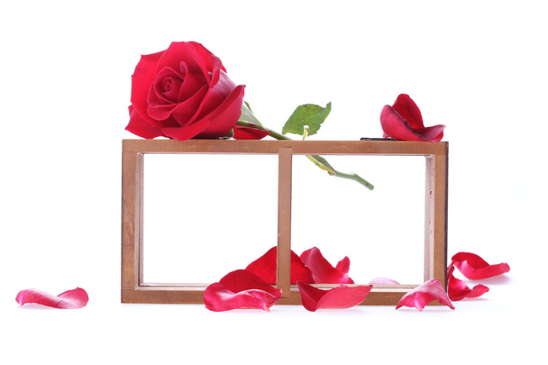 Дерев'яна полиця, прикрашена червоними трояндами, ізольована
 - Фото, зображення