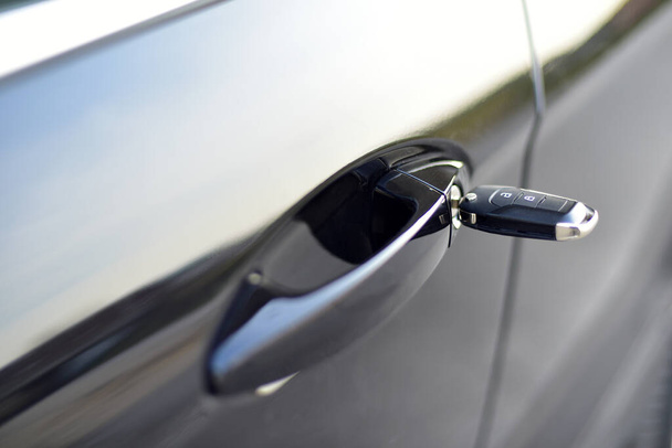 Llave del coche insertada en cerradura
 - Foto, Imagen