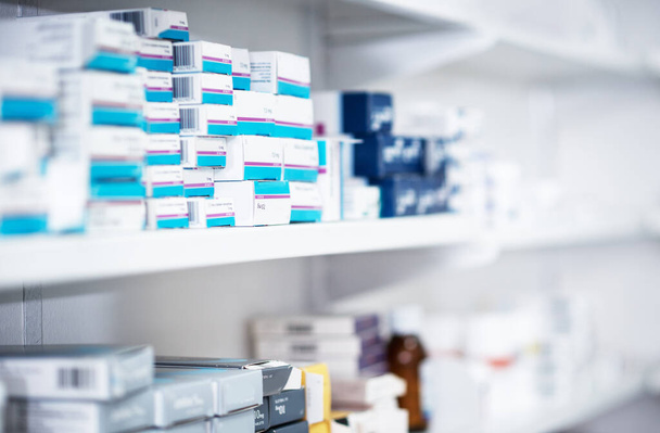 Explorez notre gamme de produits pharmaceutiques de santé. étagères garnies de divers médicaments dans une pharmacie - Photo, image