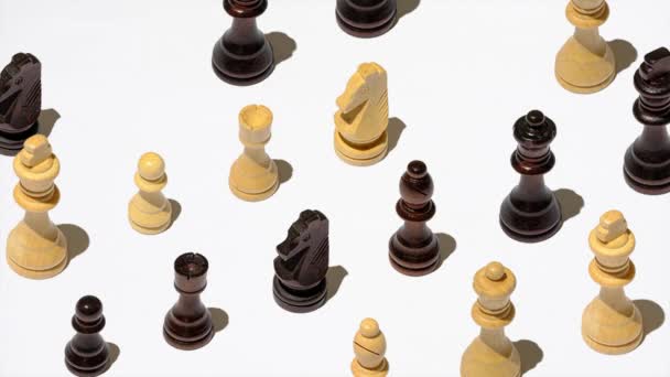 Patrón de figuras de ajedrez desaparecen y reaparecen. Estrategia mínima y concepto de juego de pensamiento. - Imágenes, Vídeo