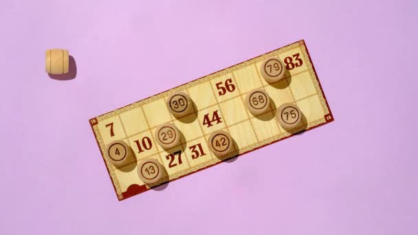 Vaten van het bordspel loto met kaarten rollen op de tafel. Minimaal concept van thuis spelen en vrije tijd met vrienden. - Video