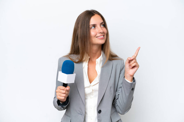 Jovem apresentadora de TV caucasiana mulher isolada no fundo branco apontando para uma ótima ideia - Foto, Imagem