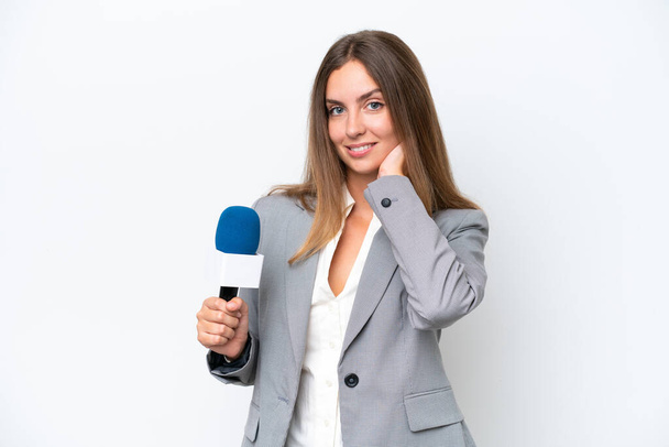 Jovem apresentadora de TV caucasiana mulher isolada no fundo branco rindo - Foto, Imagem