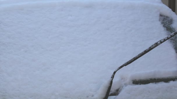 Člověk čistí auto od sněhu - Záběry, video