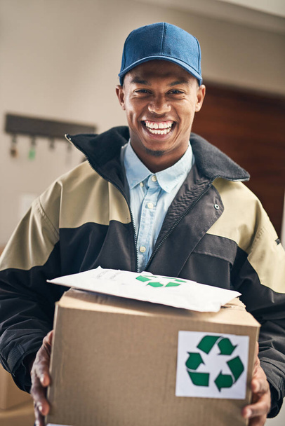 Our priority is getting your parcel delivered safe and sound. Portrait of a courier making a delivery - Foto, immagini