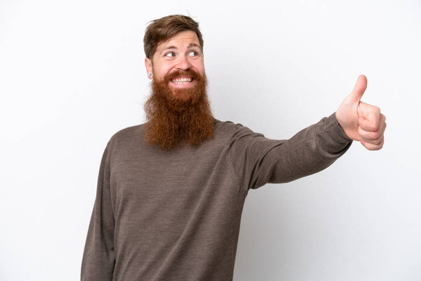 Rotschopf Mann mit Bart isoliert auf weißem Hintergrund gibt eine Daumen nach oben Geste - Foto, Bild