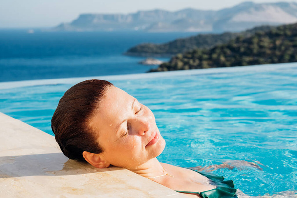 Porträt der schönen brünetten Frau r entspannen im Schwimmbad-Spa - Foto, Bild