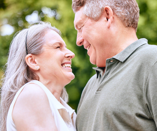 Végzős, pár és szerelem mosolya házasság, nyugdíjazás és gondozás a természetben egy évforduló. Boldog idős nő és férfi szerető nyár tölteni minőségi időt együtt érzés romantikus és boldog. - Fotó, kép