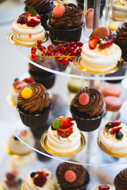 Смачний весільний прийом цукерки бар десертний стіл з різними цукерками, кексами, фруктами та пирогами
.  - Фото, зображення