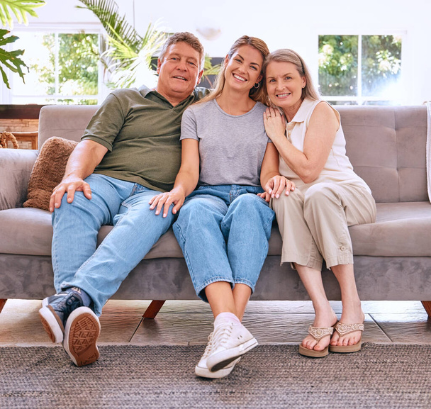 Familie, Portrait und Großeltern mit Frau auf dem Sofa zu Hause, Bindung und genießen die schöne Zeit zusammen. Lächeln, entspannen und Tochter, Oma und Opa im Wohnzimmer bei Urlaubsbesuch im Haus - Foto, Bild