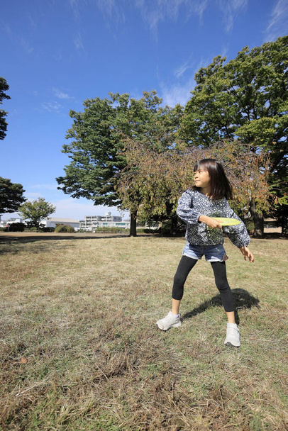 Japonská studentka hrát létající disk (8 let) - Fotografie, Obrázek