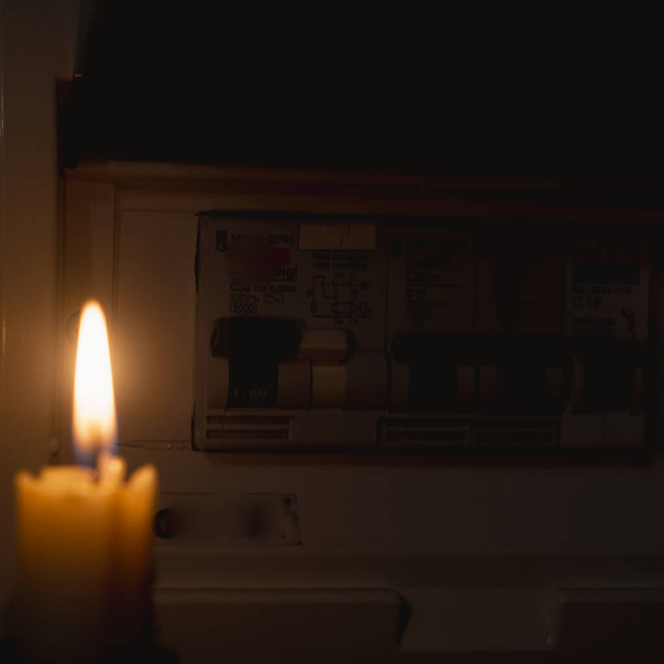Kerze und Schalter, Stromabschaltung, Stromausfall - Foto, Bild