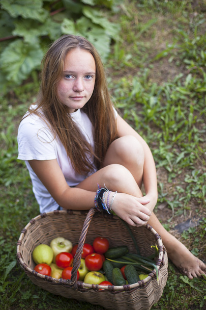 Jeune fille avec panier
 - Photo, image