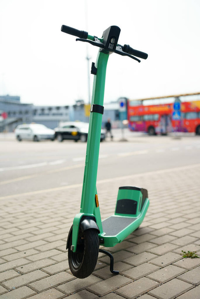 Scooter électrique dans la rue en été
. - Photo, image