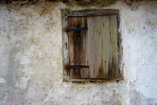 Bardzo stare drewniane okiennice om ustawione na grungy powierzchni, - Zdjęcie, obraz