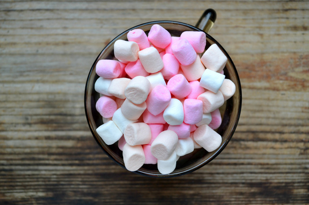 Πολλά μικρά marshmallows σε ένα φλιτζάνι - Φωτογραφία, εικόνα