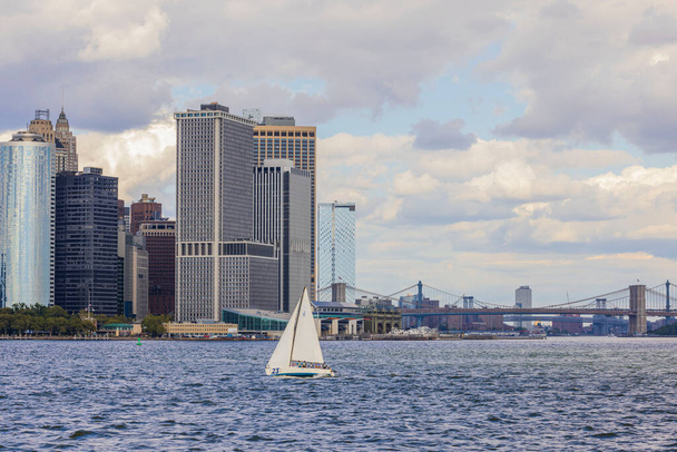 Вид на белый парусник с туристами на фоне зданий Манхэттена. США. Нью-Йорк. - Фото, изображение