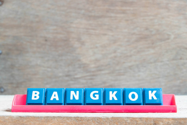 Tahta arka planda kırmızı rafta kelime bangkok ile karo alfabesi harfi - Fotoğraf, Görsel