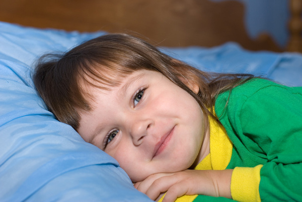 The little girl on a bed - Valokuva, kuva