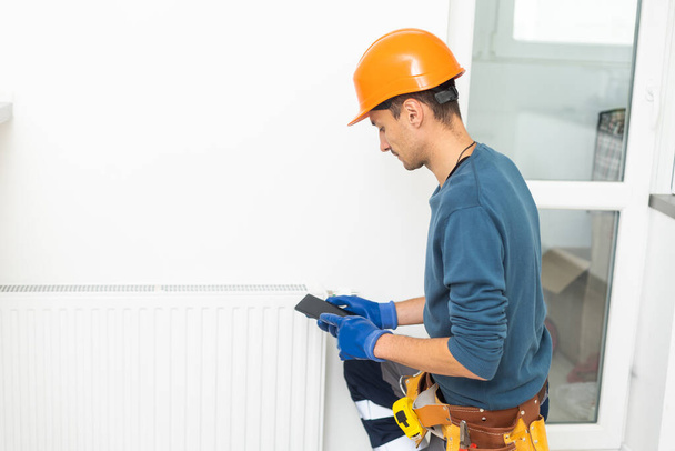 Installation et réparation de chauffage dans la maison. Services de pompes à chaleur. - Photo, image