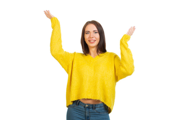 Молода усміхнена дівчина в жовтому светрі, ізольована на білому тлі
. - Фото, зображення