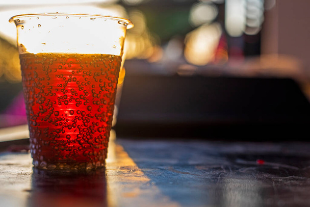sklenice energetického nápoje v plastovém kelímku proti slunci, Odpočinek - Fotografie, Obrázek