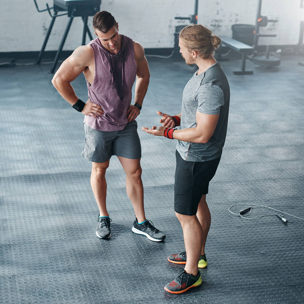 Should we change our routine. two young men chatting at the gym - Zdjęcie, obraz