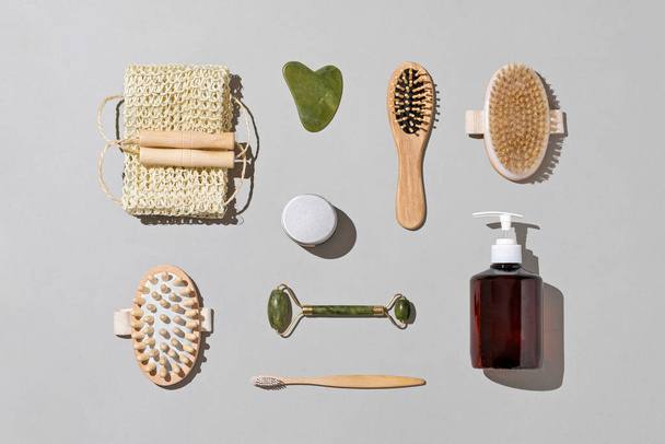 Plastiksiz kişisel bakım ve hijyen aksesuarları. Doğal ahşap fırçalar sabun ve masaj rulosu. Yüksek kalite fotoğraf - Fotoğraf, Görsel