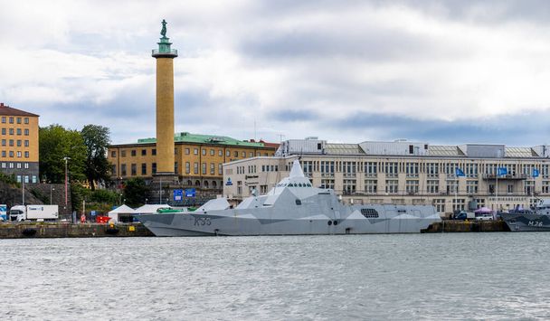 Gotemburgo, Suécia - 28 de agosto de 2022: Corveta de mísseis K35 HSwMS Karlstad no porto de Gotemburgo. - Foto, Imagem