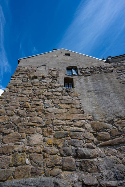 Varberg, Σουηδία - 04 Ιουλίου 2022: Ψηλό τείχος του φρουρίου Varberg με τα ερείπια ενός garderobe από κάποια παράθυρα. - Φωτογραφία, εικόνα