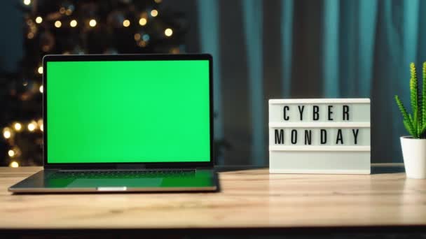 Počítač kybernetického pondělí na stole s obrazovkou. - Záběry, video