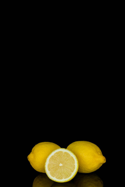 Bodegón, limón y lima sobre fondo negro - Foto, imagen