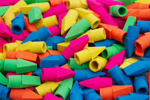 Яркие цветные карандашные ластики фон для вашей школы или сообщение об образовании - Фото, изображение
