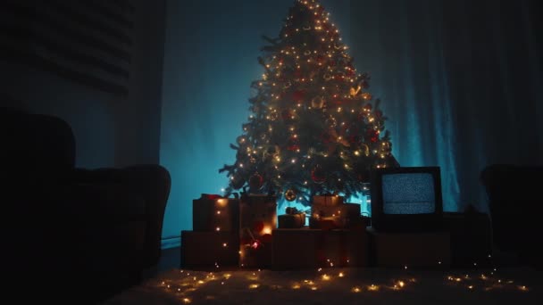 Karácsonyfa és tv statikus zajjal a szobában. - Felvétel, videó
