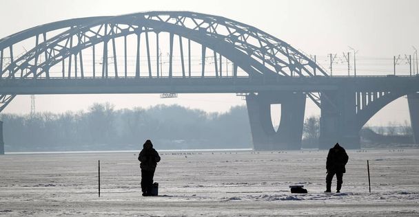 Kiev, Ucraina 23 gennaio 2021: I pescatori di ghiaccio sul ghiaccio in inverno - Foto, immagini