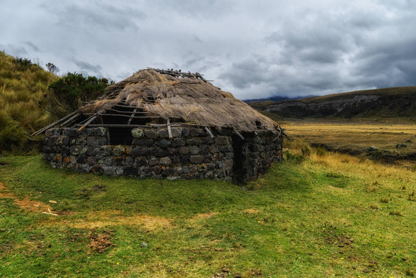 Opuszczony opuszczony domek na Cotopaxi Volcano, Cotopaxi National Park, Cotopaxi Province, Ekwador - Zdjęcie, obraz