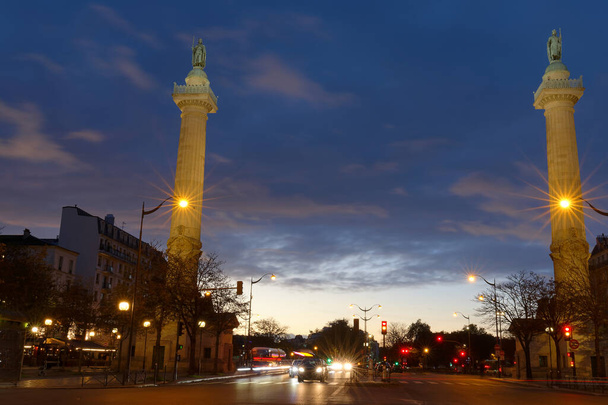 Le due colonne doriche erette nel 1788 su Trone Avenue fanno da cornice all'ingresso di Cours de Vincennes e Place de la Nation. Parigi. Francia. - Foto, immagini