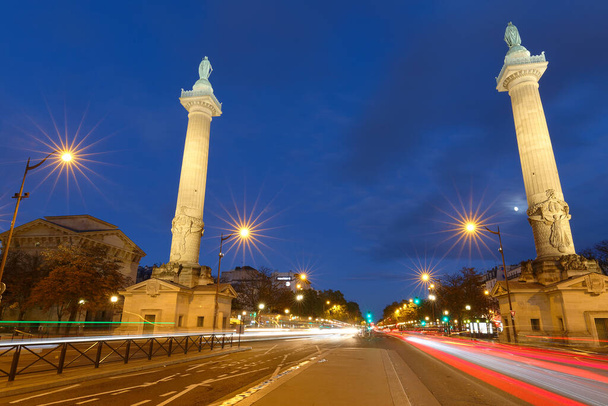 Die beiden dorischen Säulen, die 1788 an der Trone Avenue errichtet wurden, umrahmen den Eingang zum Cours de Vincennes und zur Place de la Nation. Paris. Frankreich. - Foto, Bild