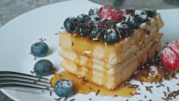 Umweltfreundliche belgische Waffeln zum Frühstück mit Honig und Beeren, Konzept für den Verkauf von Frühstückshonigbeeren. Hochwertiges 4k Filmmaterial - Filmmaterial, Video