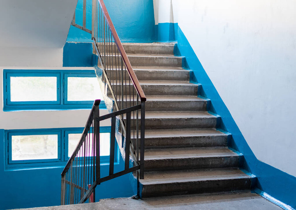 Интерьер многоэтажного жилого дома с лестницами между этажами - Фото, изображение